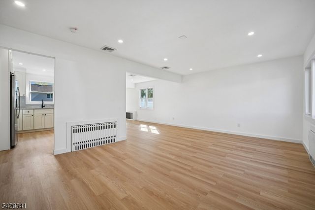 27 Mountainview Dr, Clifton City, NJ 07013