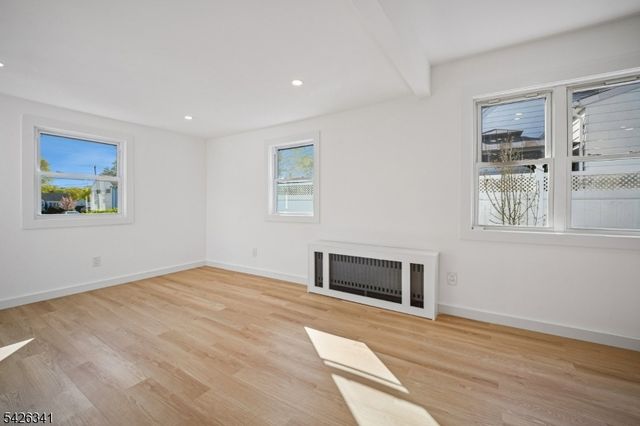 27 Mountainview Dr, Clifton City, NJ 07013