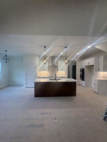 1501 Riggins Dr, Clarksville, TN 37042