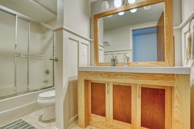 5184 Woodbridge LANE S, Greenfield, WI 53221