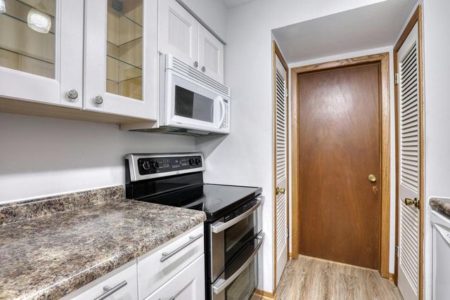 5184 Woodbridge LANE S, Greenfield, WI 53221