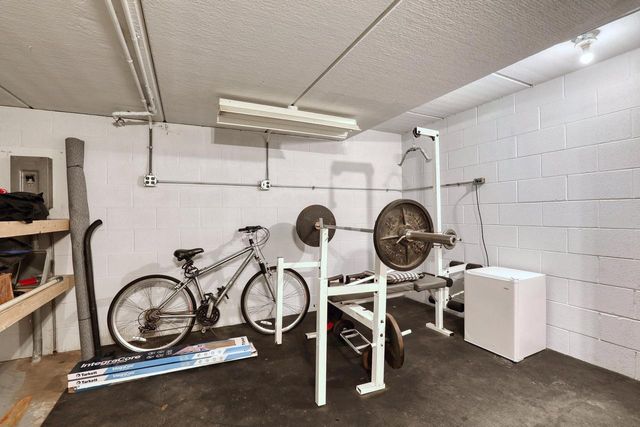 5184 Woodbridge LANE S, Greenfield, WI 53221