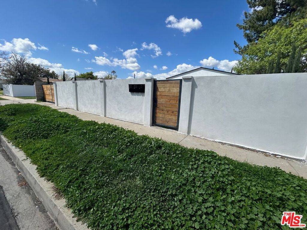 Image 2 of property listing at 6915 Laramie Avenue, Los Angeles, CA 91306
