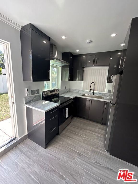 Image 35 of property listing at 6915 Laramie Avenue, Los Angeles, CA 91306