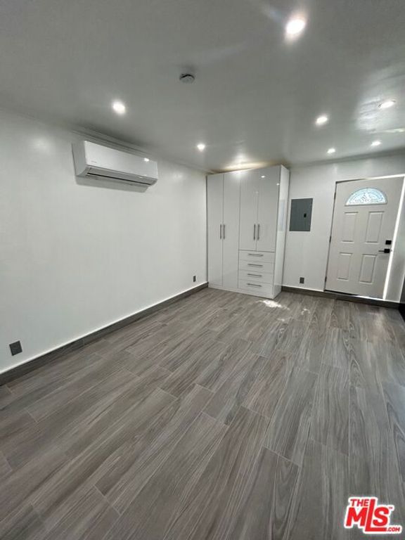 Image 37 of property listing at 6915 Laramie Avenue, Los Angeles, CA 91306