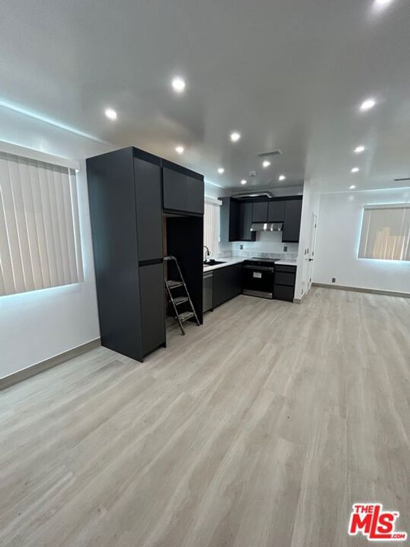 Image 4 of property listing at 6915 Laramie Avenue, Los Angeles, CA 91306