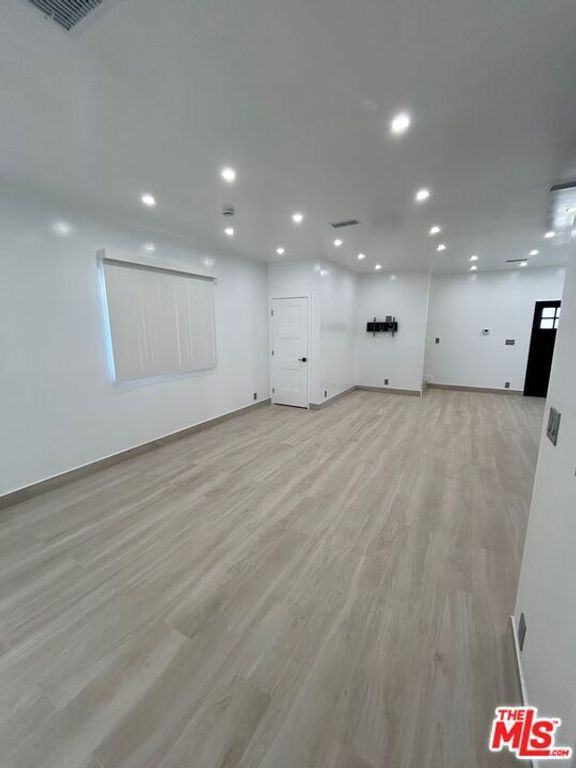 Image 7 of property listing at 6915 Laramie Avenue, Los Angeles, CA 91306