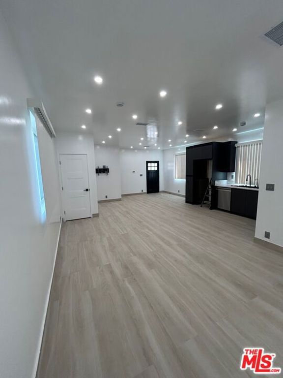Image 8 of property listing at 6915 Laramie Avenue, Los Angeles, CA 91306