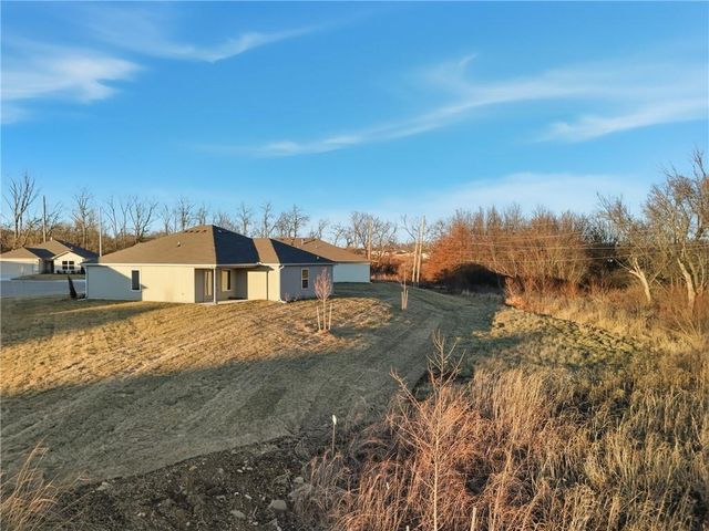 516 SE Nelson Drive, Blue Springs, MO 64014