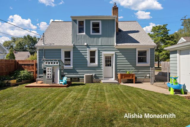 938 Colfax Avenue, Grand Haven, MI 49417