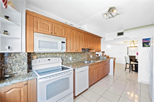 2801 NE 183rd St 1502W, Aventura, FL 33160