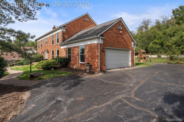 3250 Chestnut Run Drive, Bloomfield Charter Township, MI 48302