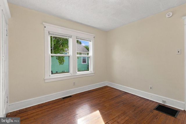20 LAWRENCE AVE, Barrington, NJ 08007
