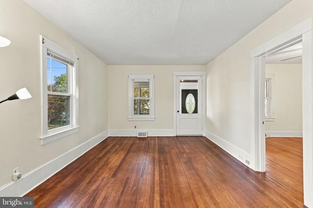20 LAWRENCE AVE, Barrington, NJ 08007