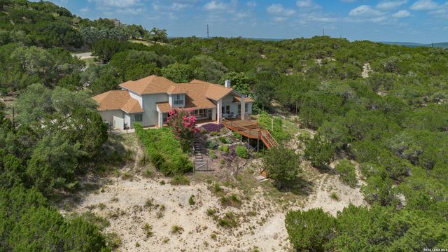 1114 Lakepark Dr, Lakehills, TX 78063