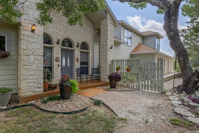 1114 Lakepark Dr, Lakehills, TX 78063