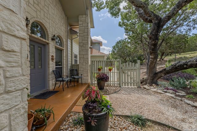 1114 Lakepark Dr, Lakehills, TX 78063
