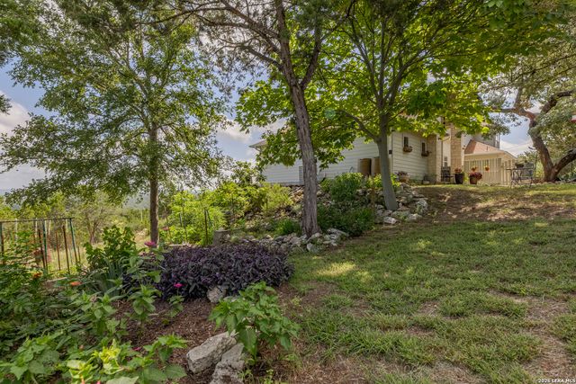1114 Lakepark Dr, Lakehills, TX 78063