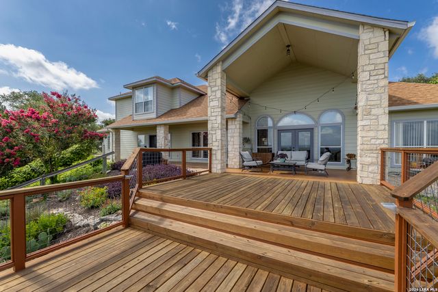 1114 Lakepark Dr, Lakehills, TX 78063