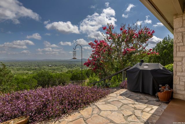 1114 Lakepark Dr, Lakehills, TX 78063