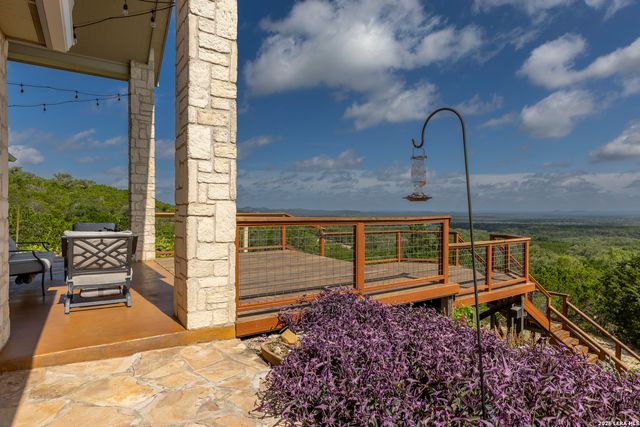 1114 Lakepark Dr, Lakehills, TX 78063