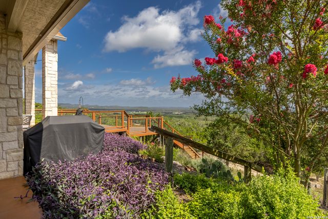 1114 Lakepark Dr, Lakehills, TX 78063