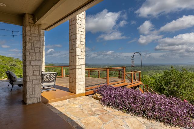 1114 Lakepark Dr, Lakehills, TX 78063