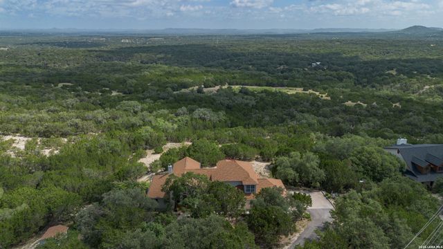 1114 Lakepark Dr, Lakehills, TX 78063