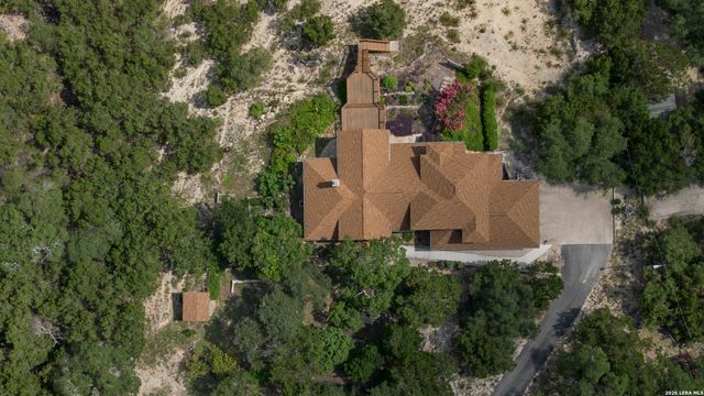 1114 Lakepark Dr, Lakehills, TX 78063
