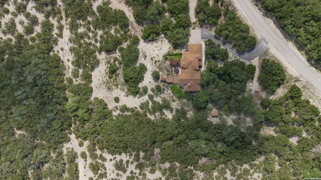 1114 Lakepark Dr, Lakehills, TX 78063