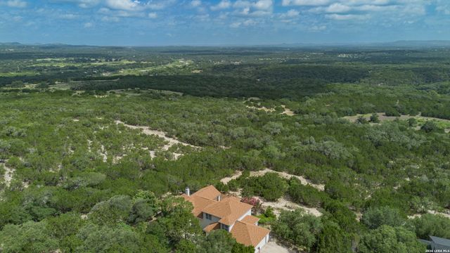 1114 Lakepark Dr, Lakehills, TX 78063