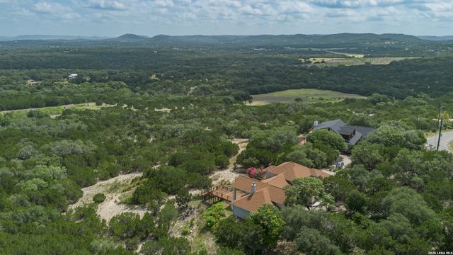 1114 Lakepark Dr, Lakehills, TX 78063