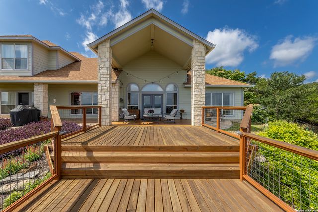 1114 Lakepark Dr, Lakehills, TX 78063