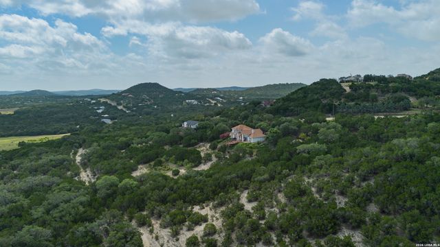 1114 Lakepark Dr, Lakehills, TX 78063