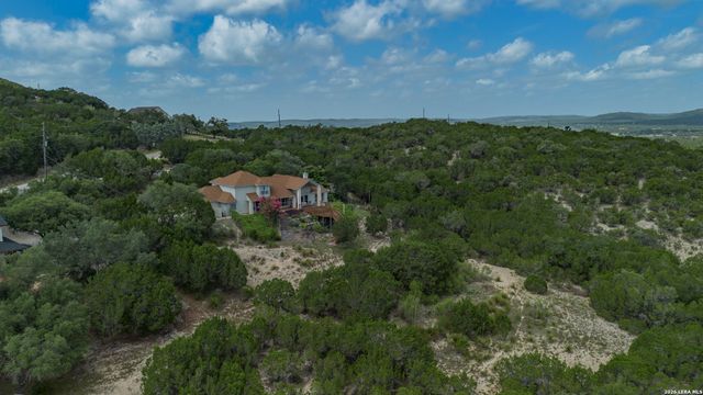1114 Lakepark Dr, Lakehills, TX 78063