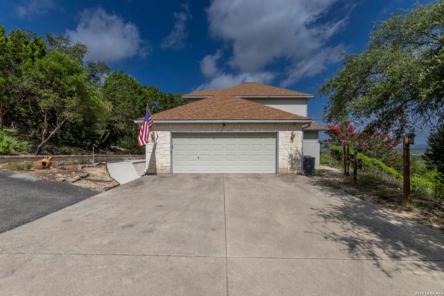 1114 Lakepark Dr, Lakehills, TX 78063