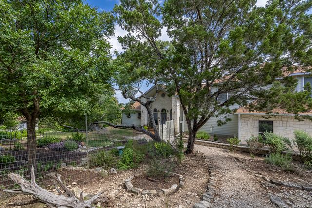 1114 Lakepark Dr, Lakehills, TX 78063