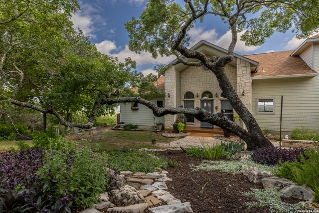 1114 Lakepark Dr, Lakehills, TX 78063