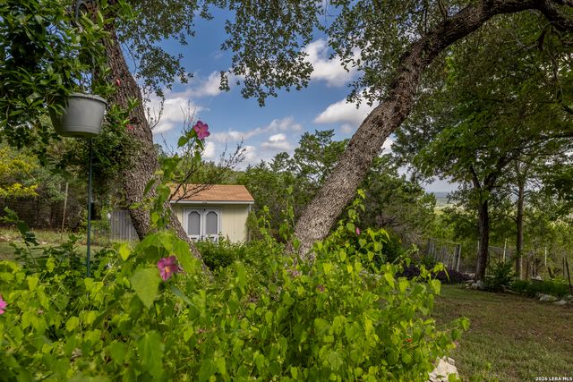 1114 Lakepark Dr, Lakehills, TX 78063