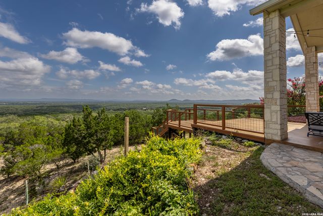 1114 Lakepark Dr, Lakehills, TX 78063