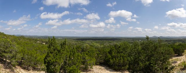 1114 Lakepark Dr, Lakehills, TX 78063