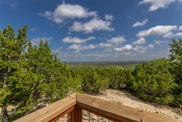 1114 Lakepark Dr, Lakehills, TX 78063