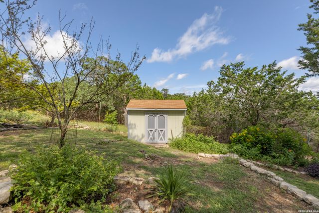 1114 Lakepark Dr, Lakehills, TX 78063