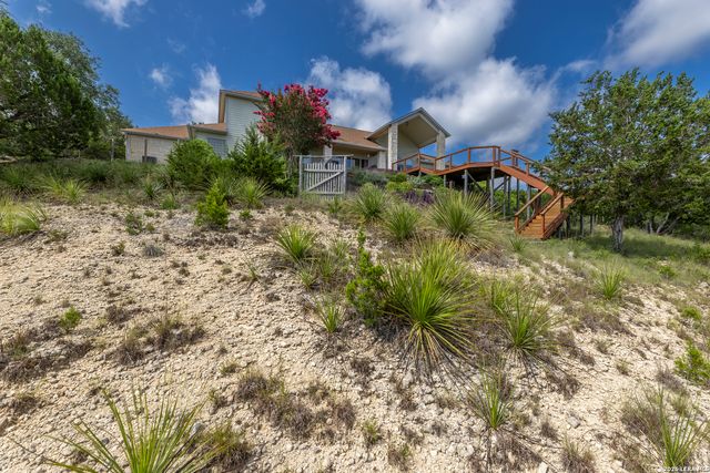 1114 Lakepark Dr, Lakehills, TX 78063