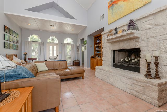 1114 Lakepark Dr, Lakehills, TX 78063