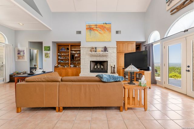 1114 Lakepark Dr, Lakehills, TX 78063