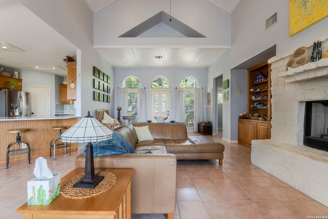 1114 Lakepark Dr, Lakehills, TX 78063