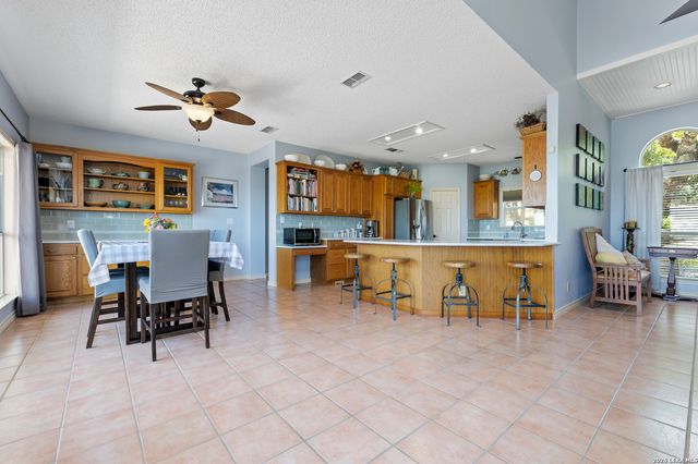 1114 Lakepark Dr, Lakehills, TX 78063