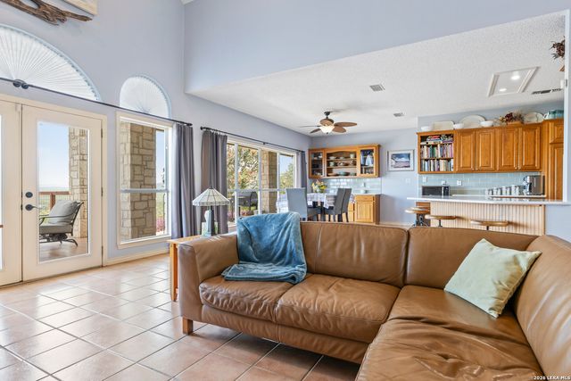 1114 Lakepark Dr, Lakehills, TX 78063