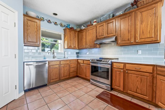 1114 Lakepark Dr, Lakehills, TX 78063